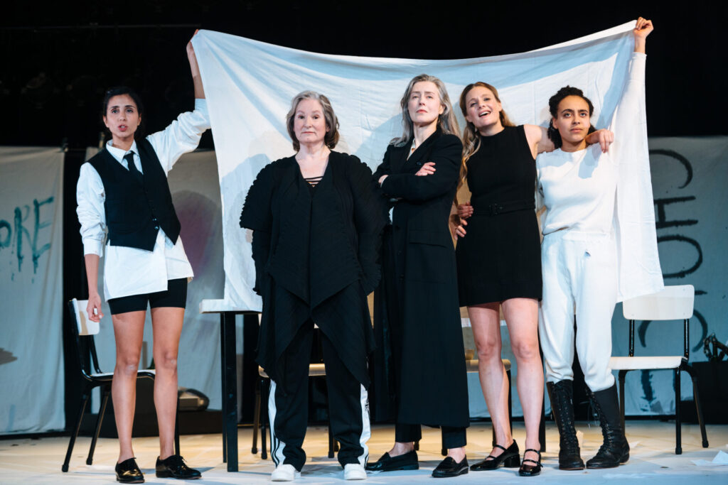 njli Mohindra, Deborah Findlay, Gina McKee, Romola Garai and Harmony Rose-Bremner_The Years_SFP Production_Credit Helen Murray_226 The Years Play